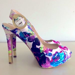 Guess floral Peep Toe Platform Pumps